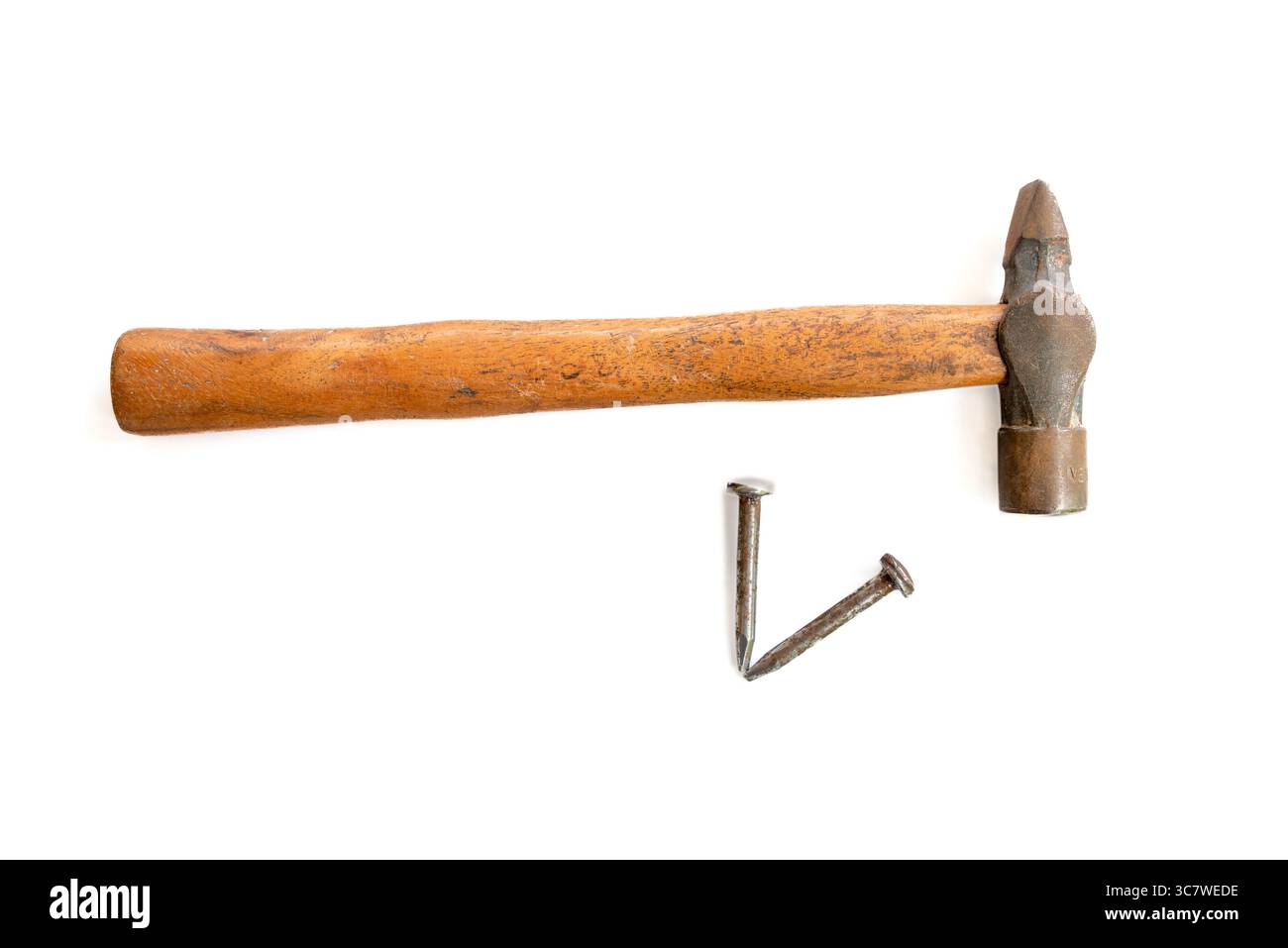 Metal Hammer und Nägel auf weißem Hintergrund Stockfoto