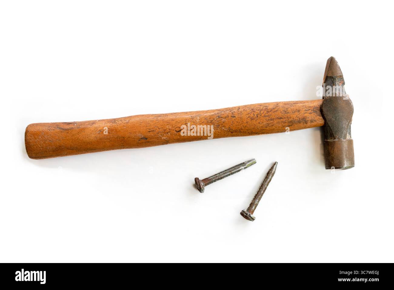 Metal Hammer und Nägel auf weißem Hintergrund Stockfoto
