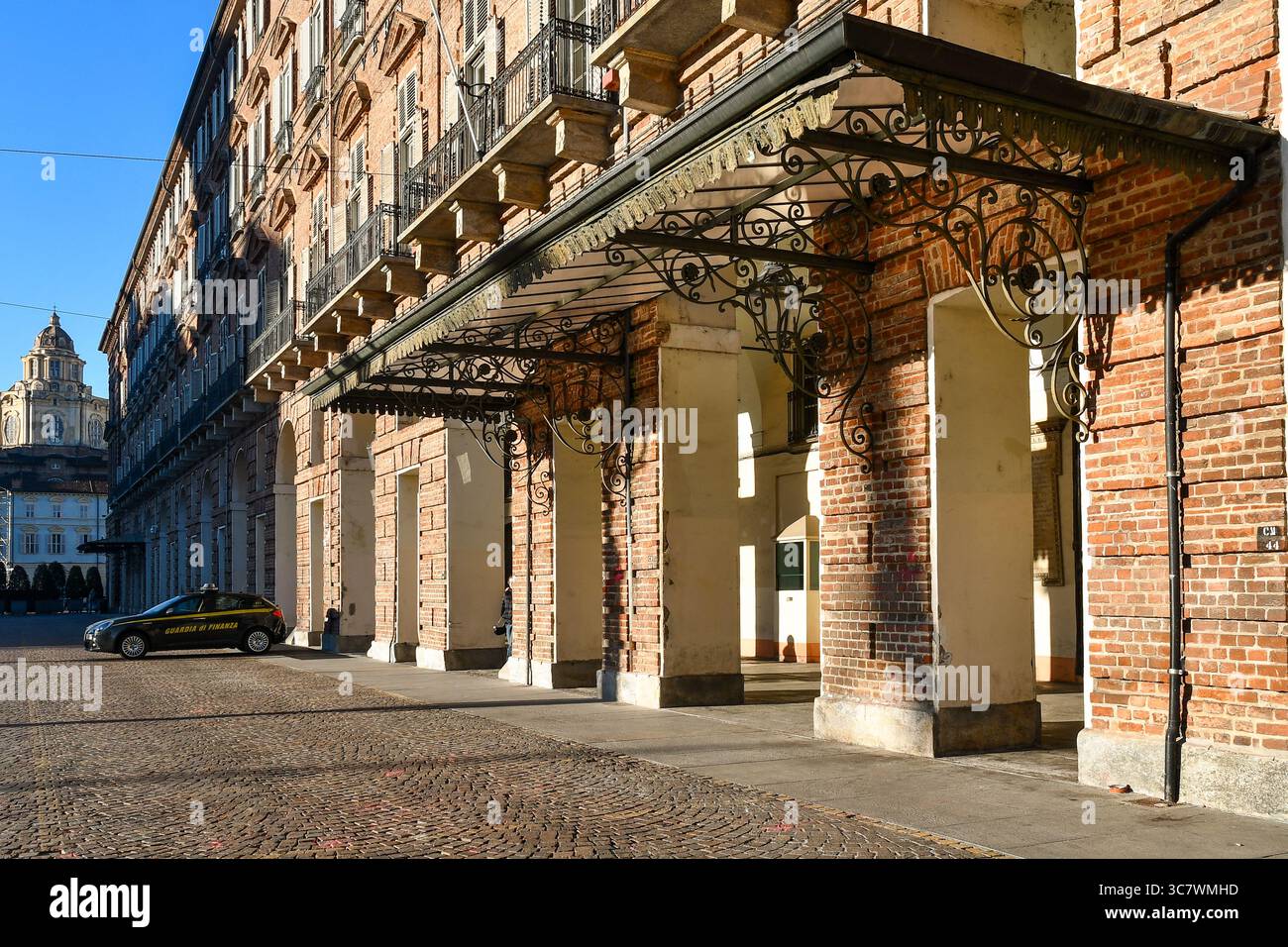 Außenansicht des Präfektionspalastes von Filippo Juvarra (18. Jh.), UNESCO-Weltkulturerbe, und Kuppel der königlichen Kirche St. Lorenz, Turin, Italien Stockfoto