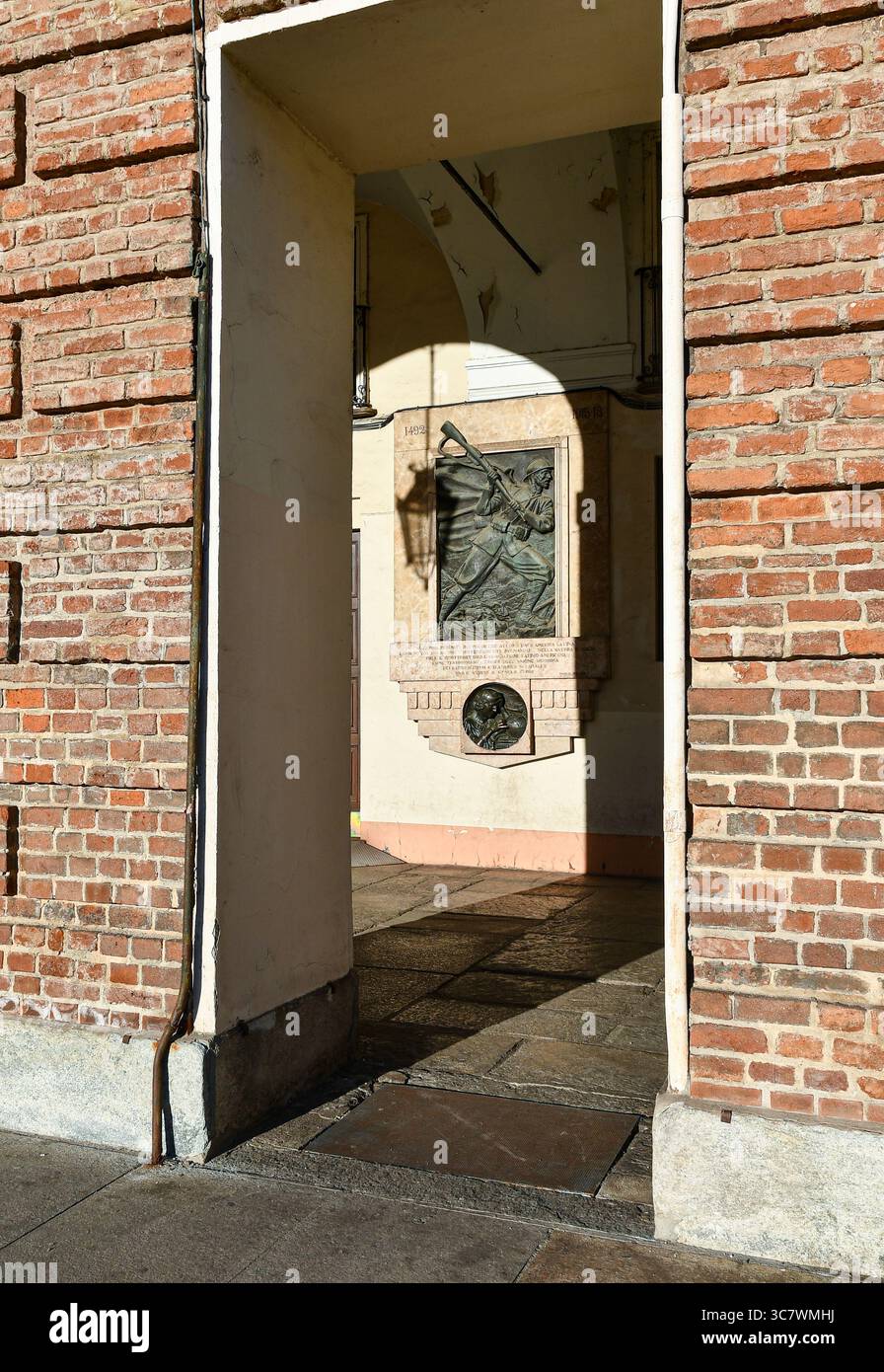 Denkmal für die italienischen Emigranten in Lateinamerika im Ersten Weltkrieg, mit dem glücklichen Hochrelief von Christoph Kolumbus, Turin, Piemont, Italien Stockfoto