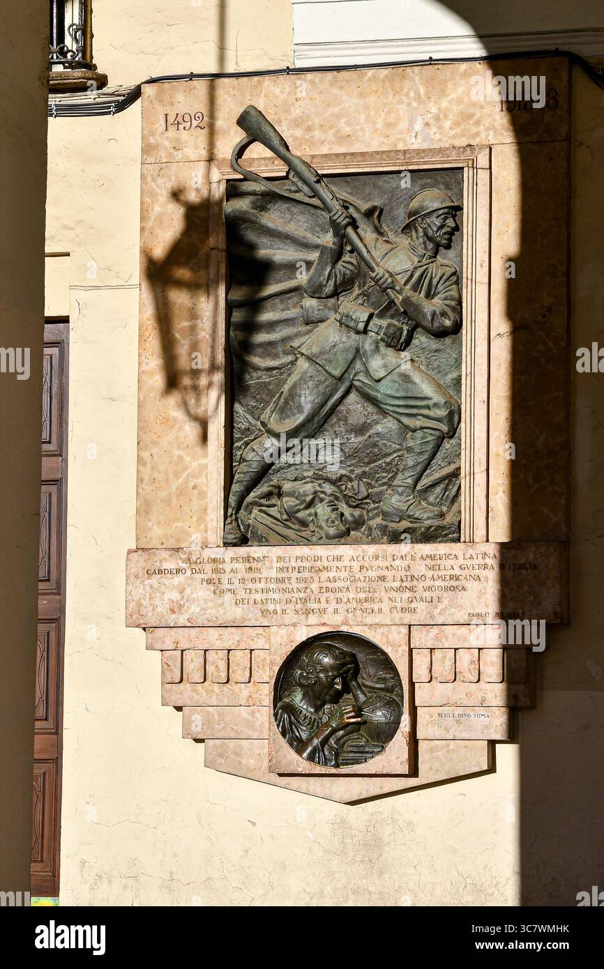 Denkmal für die italienischen Emigranten in Lateinamerika im Ersten Weltkrieg, mit dem glücklichen Hochrelief von Christoph Kolumbus, Turin, Piemont, Italien Stockfoto
