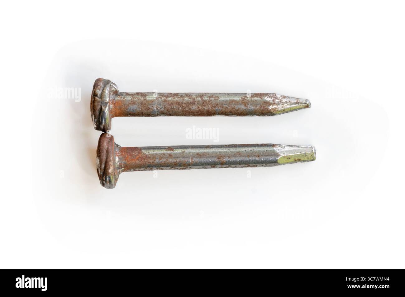 Metallnägel isoliert auf weißem Hintergrund Stockfoto