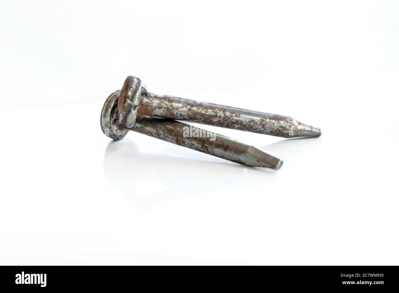 Metallnägel isoliert auf weißem Hintergrund Stockfoto