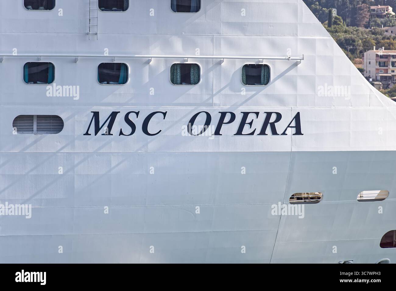 KORFU STADT, KORFU, IONISCHE INSELN, GRIECHENLAND - 16. JULI 2025: Kreuzfahrtschiff MSC Opera, betrieben von der Schweizer Gesellschaft MSC Cruises. Stockfoto