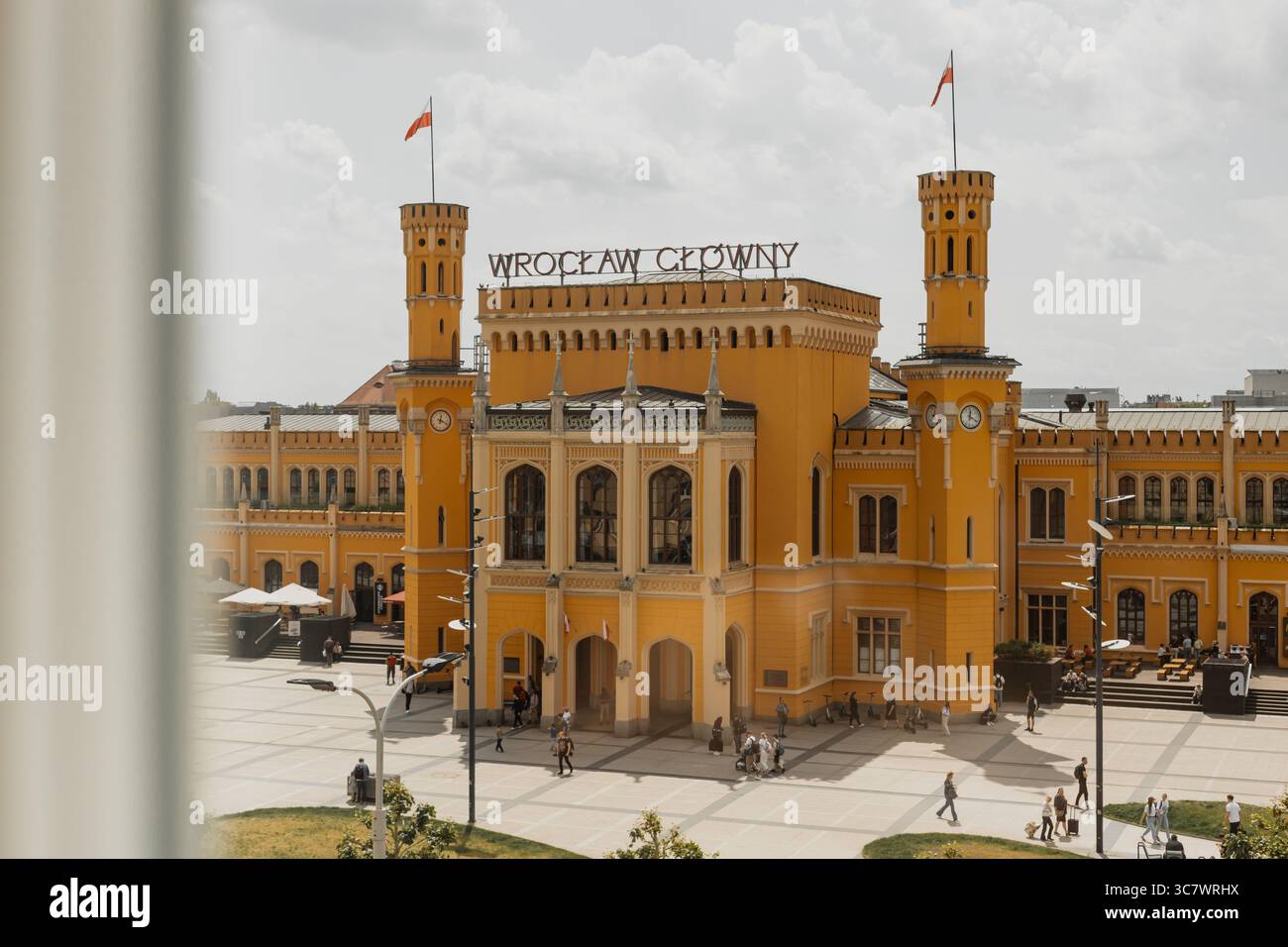 Architektonische Fassade des Bahnhofs Dworzec Główny in Wrocław, die historischen Charme mit urbaner Energie verbindet. Stockfoto