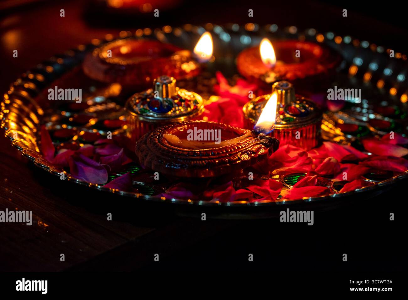 Happy Diwali - wunderschöne diwali Diya Lampen beleuchtet während der diwali Feier. Indisches Festival diwali Stockfoto