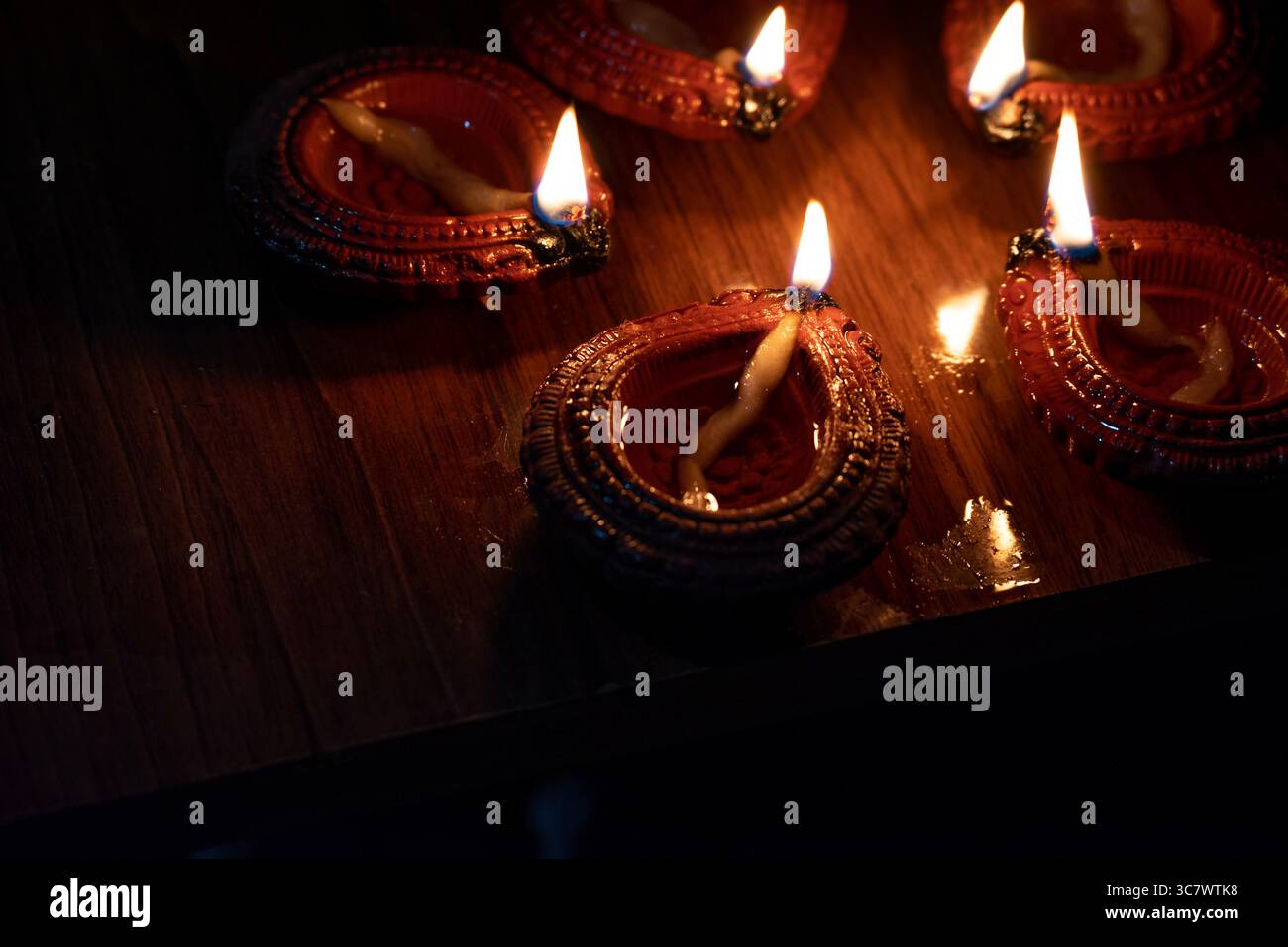 Happy Diwali - wunderschöne diwali Diya Lampen beleuchtet während der diwali Feier. Indisches Festival diwali Stockfoto