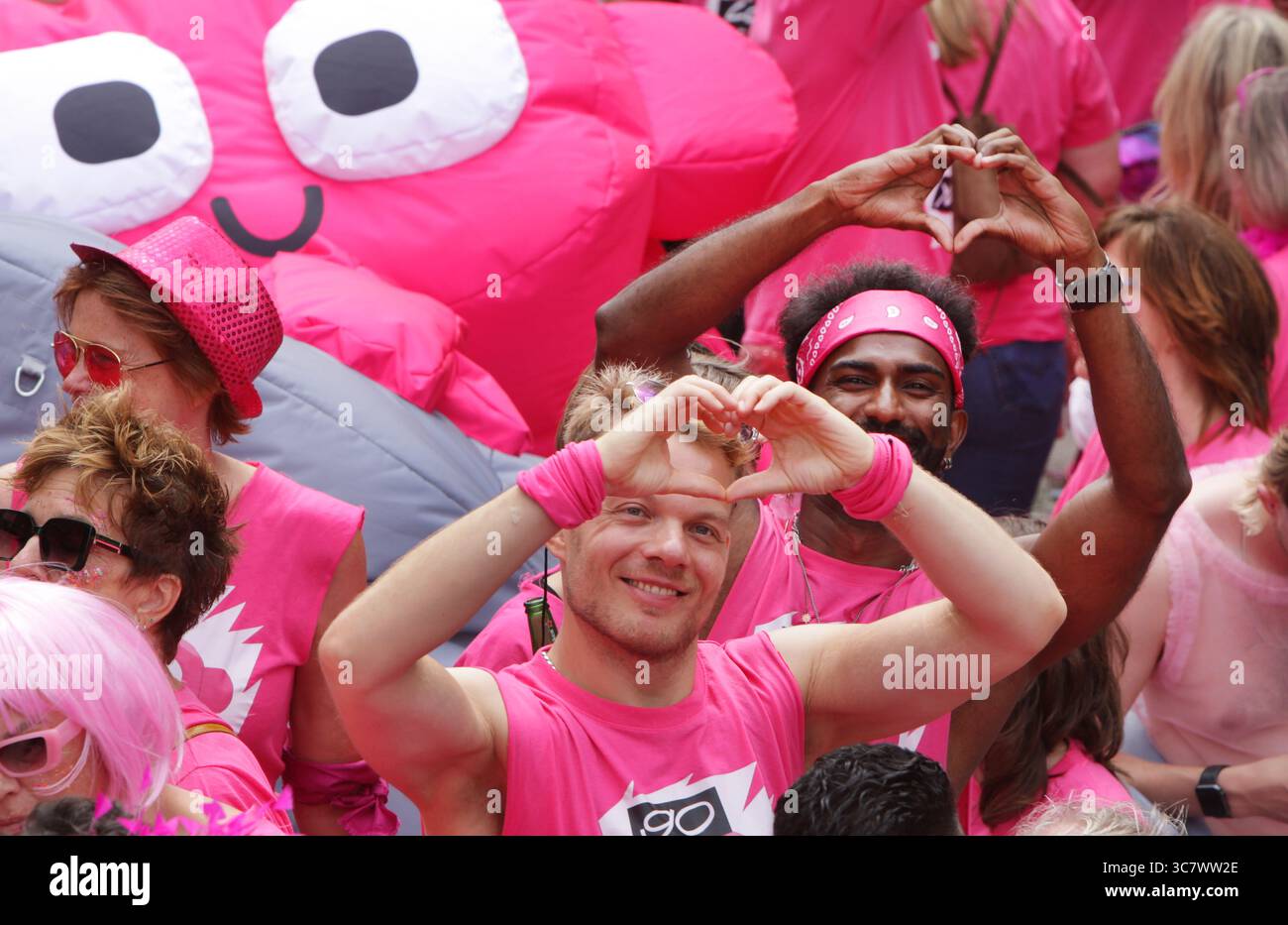 Amsterdam, Niederlande. August 2025. AMSTERDAM, NIEDERLANDE - 2. AUGUST: Revellers on the Boot feiert am 2. August 2025 in Amsterdam, Niederlande, die Canal Parade LGBTQIA auf dem Prinsengracht-Kanal mit dem diesjährigen Thema „LOVE“. Tausende von Menschen aus der ganzen Welt nehmen jährlich an der LGBTQIA Pride und der Kanalparade Teil, bei der 80 Boote in schicken Kostümen von der Prinsengracht bis zur Amstel durch die niederländische Hauptstadt ziehen. (Paulo Amorim /SIPA USA) Credit: SIPA USA/Alamy Live News Stockfoto