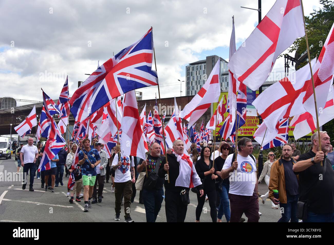 Manchester, Großbritannien, 2. August 2025. Großbritannien der erste märz von etwa 600 Menschen, die „Remigration fordern“ und die Flagge von union Jack und St. George trugen, begann in der Nähe der Piccadilly Station in Manchester, Großbritannien, zu Fuß zum St. Peter's Square. Kritiker sagen, dass Großbritannien zuerst eine rechtsextreme, anti-muslimische und einwanderungsfeindliche Gruppe ist, die 2011 von ehemaligen Mitgliedern der British National Party gegründet wurde. Die Gruppe „Stand Up to Rassismus“ hielt eine Kundgebung als Gegenprotest ab. Viele Polizisten hielten die beiden Seiten auseinander. Quelle: Terry Waller/Alamy Live News Stockfoto