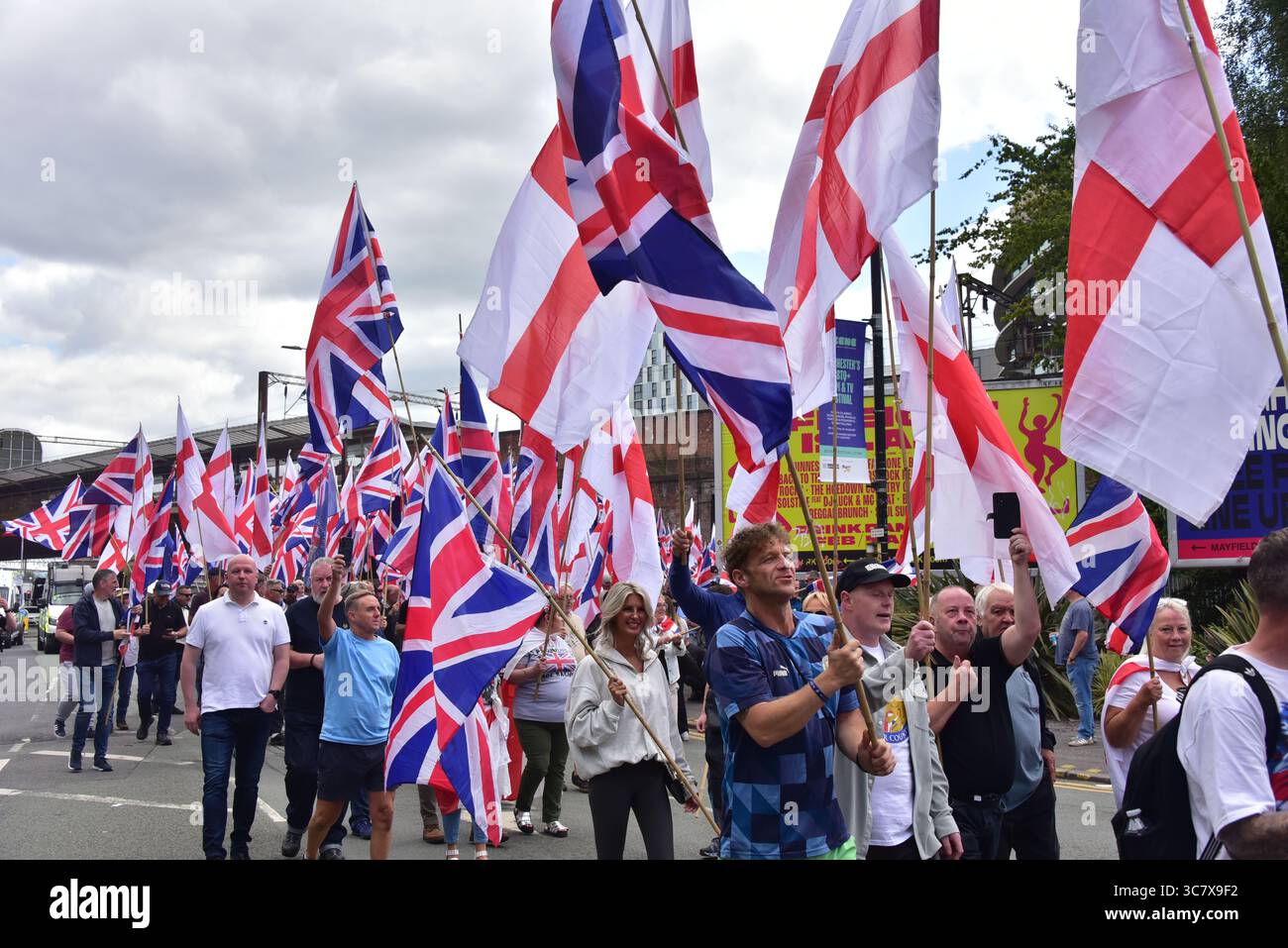 Manchester, Großbritannien, 2. August 2025. Großbritannien der erste märz von etwa 600 Menschen, die „Remigration fordern“ und die Flagge von union Jack und St. George trugen, begann in der Nähe der Piccadilly Station in Manchester, Großbritannien, zu Fuß zum St. Peter's Square. Kritiker sagen, dass Großbritannien zuerst eine rechtsextreme, anti-muslimische und einwanderungsfeindliche Gruppe ist, die 2011 von ehemaligen Mitgliedern der British National Party gegründet wurde. Die Gruppe „Stand Up to Rassismus“ hielt eine Kundgebung als Gegenprotest ab. Viele Polizisten hielten die beiden Seiten auseinander. Quelle: Terry Waller/Alamy Live News Stockfoto