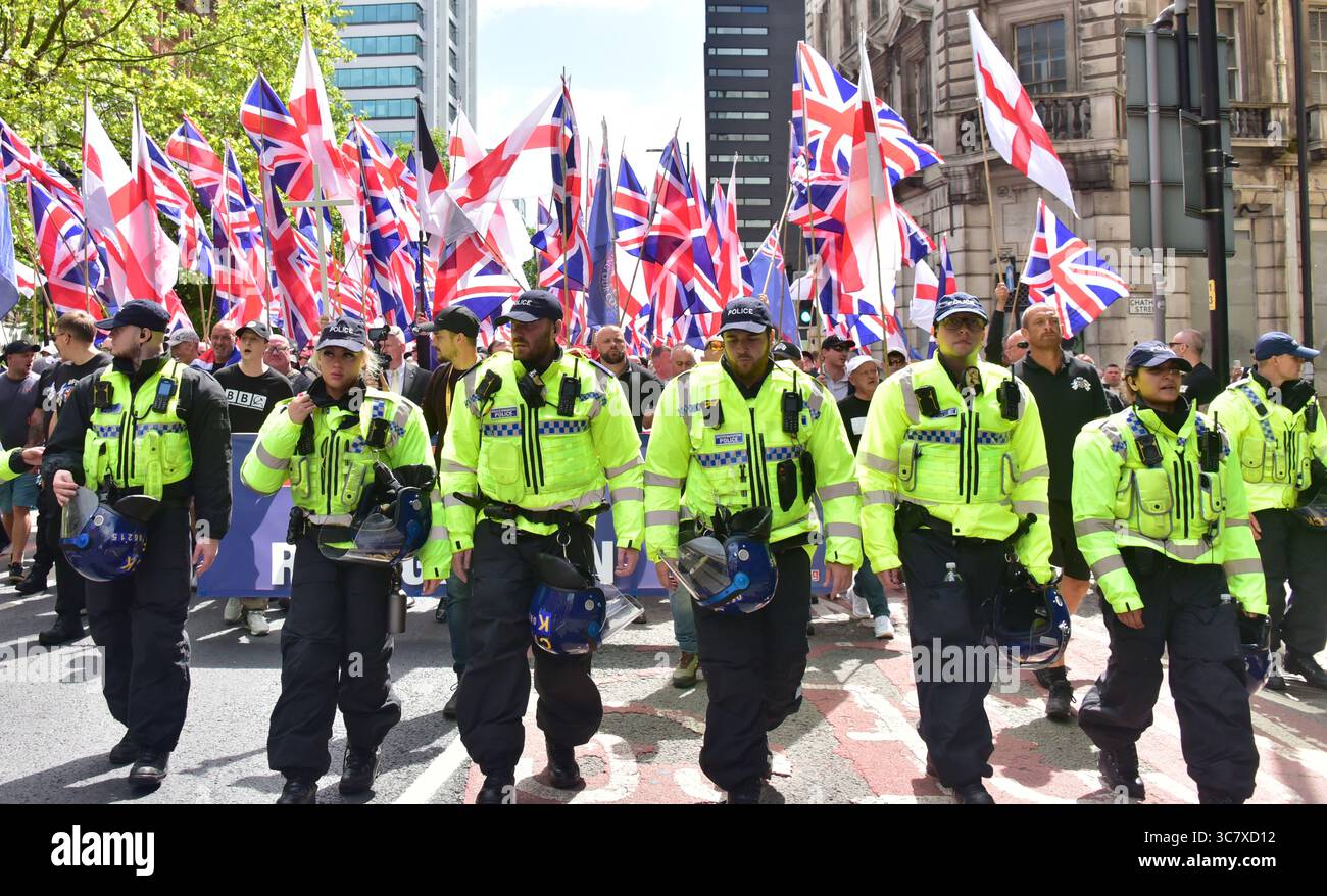 Manchester, Großbritannien, 2. August 2025. Großbritannien der erste märz von etwa 600 Menschen, die „Remigration fordern“, begann in der Nähe der Piccadilly Station in Manchester, Großbritannien, zu Fuß zum St. Peter's Square. Kritiker sagen, dass Großbritannien zuerst eine rechtsextreme, anti-muslimische und einwanderungsfeindliche Gruppe ist, die 2011 von ehemaligen Mitgliedern der British National Party gegründet wurde. Die Gruppe „Stand Up to Rassismus“ hielt eine Kundgebung als Gegenprotest ab. Viele Polizisten hielten die beiden Seiten auseinander. Quelle: Terry Waller/Alamy Live News Stockfoto