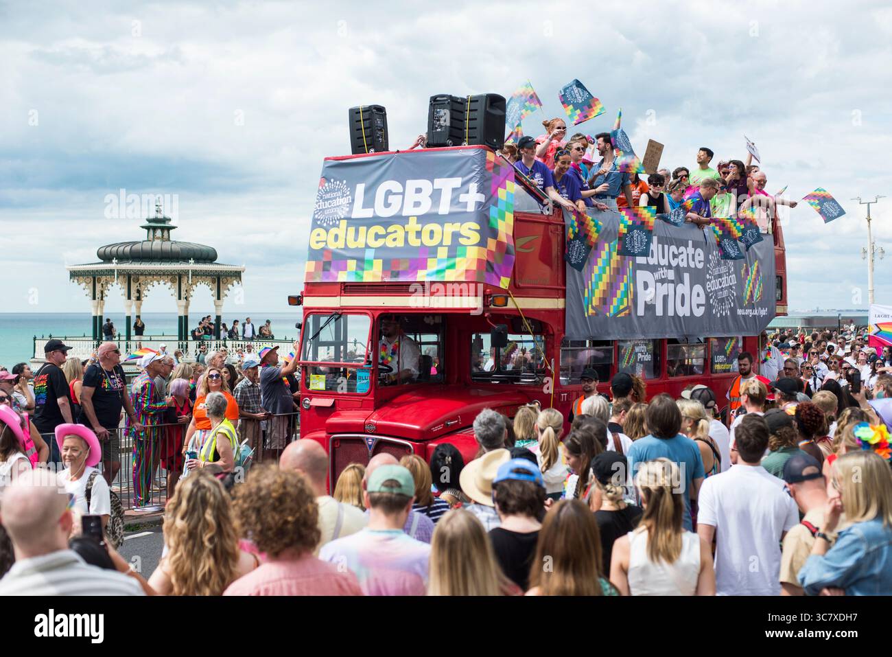 Brighton, East Sussex, Großbritannien. August 2025. Brighton Pride Parade in Brighon, Großbritannien, 2. August 2025. Brighton kommt in voller Farbe für die Brighton & Hove LGBTQ+ Parade heraus. Quelle: Francesca Moore/Alamy Live News Stockfoto