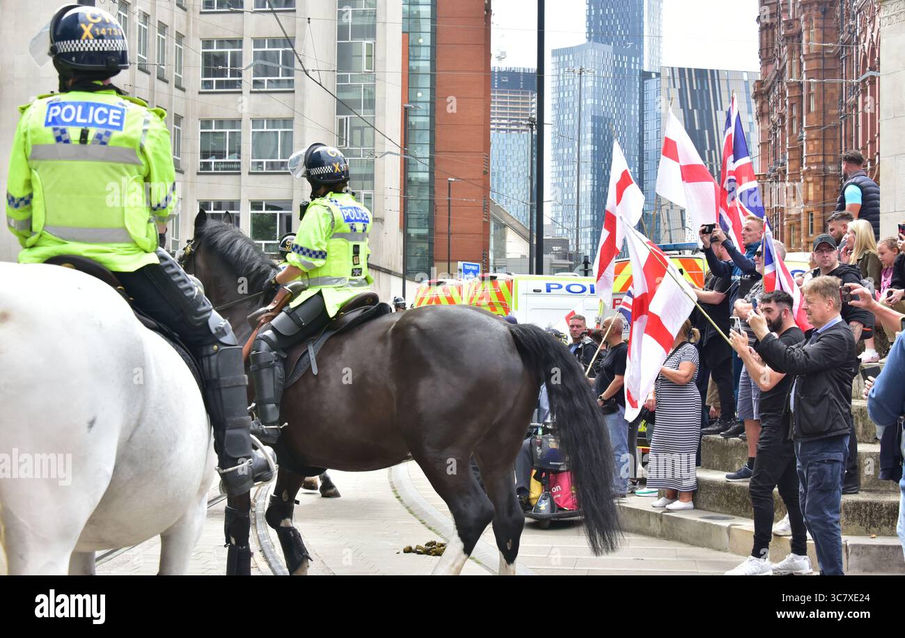 Manchester, Großbritannien, 2. August 2025. Großbritannien der erste märz von etwa 600 Menschen, die „Remigration fordern“, begann in der Nähe der Piccadilly Station in Manchester, Großbritannien, zu Fuß zum St. Peter's Square. Kritiker sagen, dass Großbritannien zuerst eine rechtsextreme, anti-muslimische und einwanderungsfeindliche Gruppe ist, die 2011 von ehemaligen Mitgliedern der British National Party gegründet wurde. Die Gruppe „Stand Up to Rassismus“ hielt eine Kundgebung als Gegenprotest ab. Eine große Anzahl von Polizisten, darunter auch Polizisten auf Pferden, hielt die beiden Seiten auseinander. Quelle: Terry Waller/Alamy Live News Stockfoto