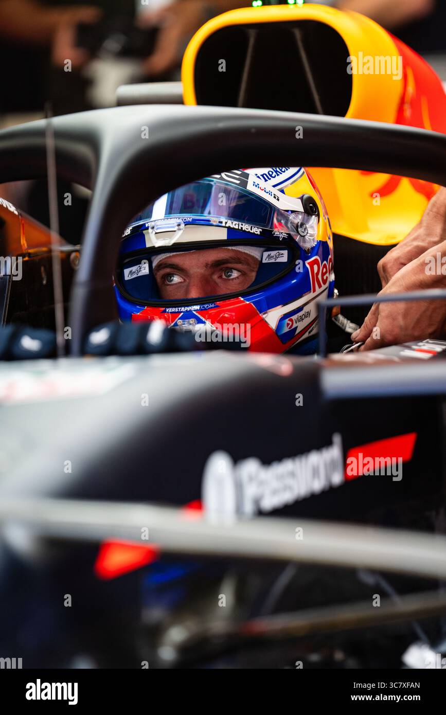Budapest, Ungarn. August 2025. Der niederländische Fahrer des Oracle Red Bull Racing 1 Teams Max Verstappen im Auto kurz vor dem Start des freien dritten Trainings des Formel-1-Großen Preises von Ungarn 2025. Quelle: SOPA Images Limited/Alamy Live News Stockfoto