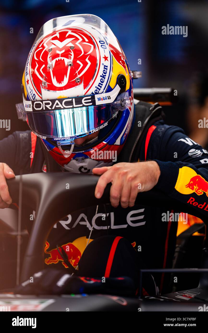 Budapest, Ungarn. August 2025. Der niederländische Fahrer des Oracle Red Bull Racing 1 Teams Max Verstappen im Auto kurz vor dem Start des freien dritten Trainings des Formel-1-Großen Preises von Ungarn 2025. Quelle: SOPA Images Limited/Alamy Live News Stockfoto