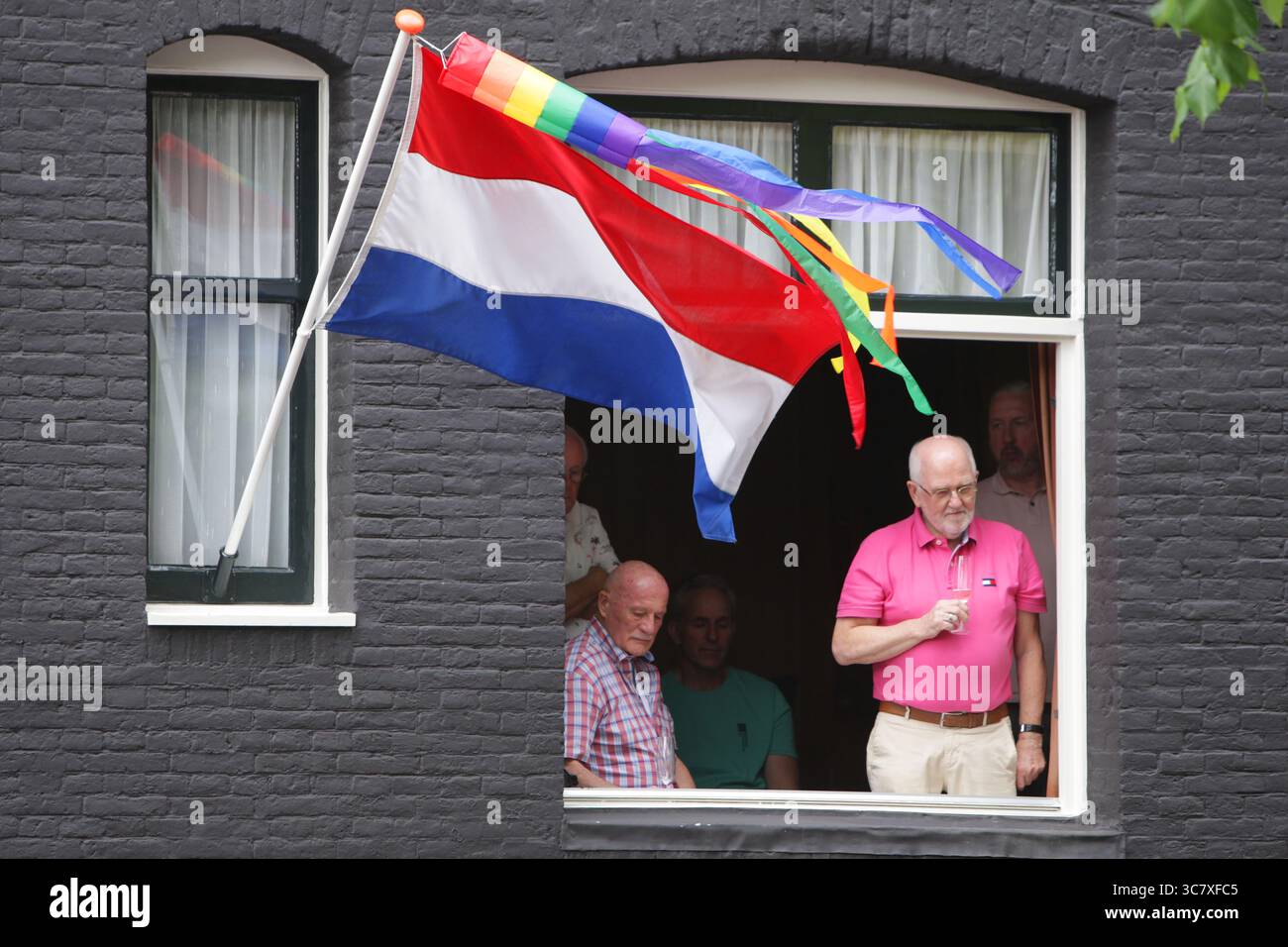 Amsterdam, Niederlande. August 2025. AMSTERDAM, NIEDERLANDE - 2. AUGUST: Die Einheimischen beobachten, wie die Nachtschwärmer auf dem Boot die Canal Parade LGBTQIA auf dem Prinsengracht-Kanal mit dem diesjährigen Thema „LOVE“ am 2. August 2025 in Amsterdam, Niederlande, feiert. Tausende von Menschen aus der ganzen Welt nehmen jährlich an der LGBTQIA Pride und der Kanalparade Teil, bei der 80 Boote in schicken Kostümen von der Prinsengracht bis zur Amstel durch die niederländische Hauptstadt ziehen. (Paulo Amorim /SIPA USA) Credit: SIPA USA/Alamy Live News Stockfoto