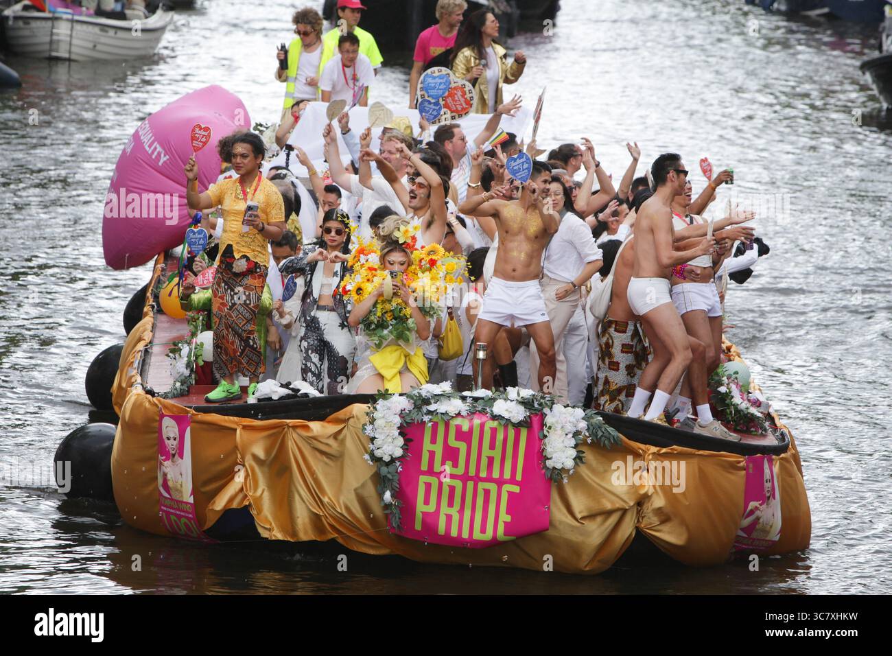 Amsterdam, Niederlande. August 2025. AMSTERDAM, NIEDERLANDE - 2. AUGUST: Revellers on the Boot feiert theÊ am 2. August 2025 in Amsterdam, Niederlande, den Kanal ParadeÊLGBTQIA Êon die Prinsengracht mit dem diesjährigen Thema „LOVE“. Tausende von Menschen aus der ganzen Welt nehmen jährlich an der LGBTQIA Pride und der Kanalparade Teil, bei der 80 Boote in schicken Kostümen von der Prinsengracht bis zur Amstel durch die niederländische Hauptstadt ziehen. (Paulo Amorim /SIPA USA)Ê Ê Credit: SIPA USA/Alamy Live News Stockfoto