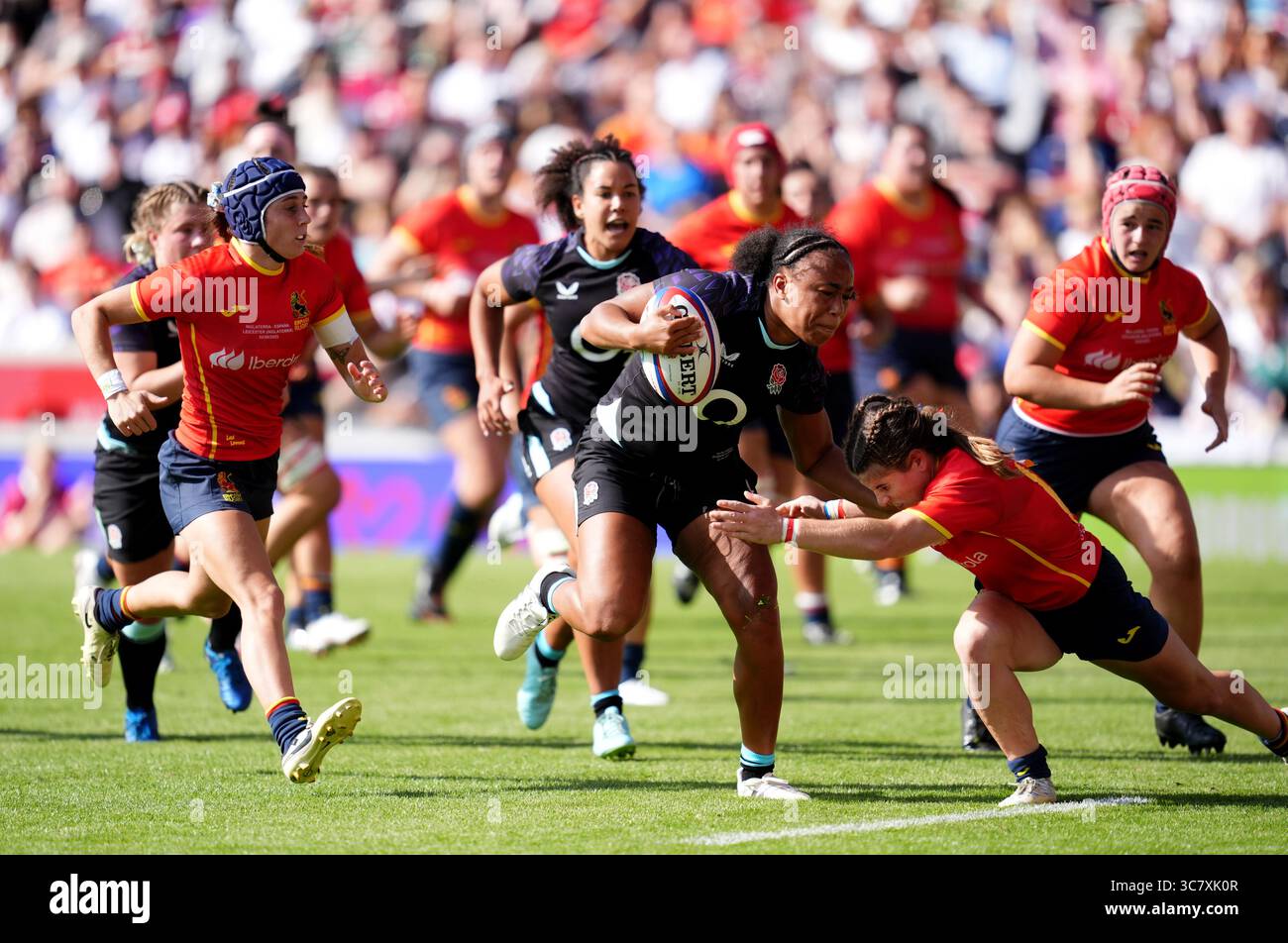Die Engländerin Sadia Kabeya wird beim Aufwärmspiel der Frauen-Rugby-Weltmeisterschaft in Mattioli Woods Welford Road, Leicester, gegen die Spanierin Claudia Pena angetreten. Bilddatum: Samstag, 2. August 2025. Stockfoto