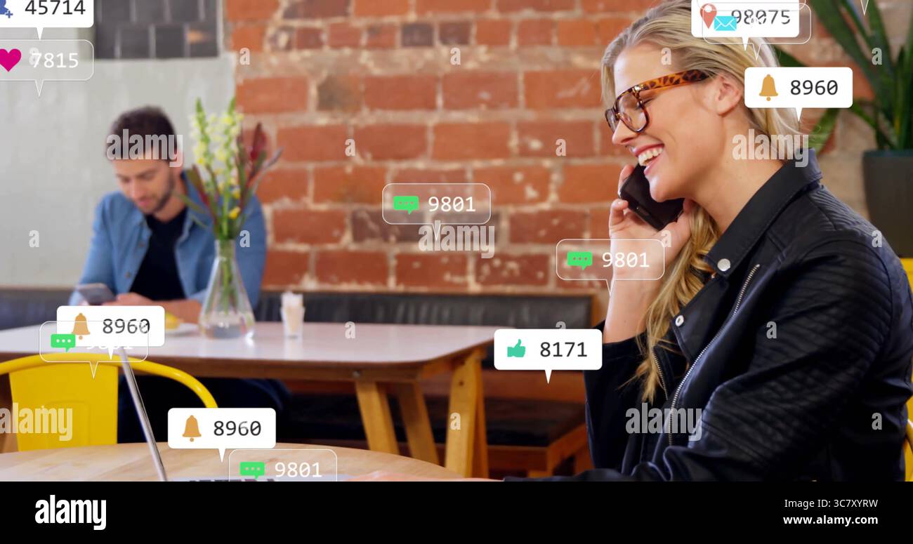 Anrufender Mitarbeiter mit Brille und Jacke am Smartphone im Café, mit sozialen Benachrichtigungen, Kopierraum Stockfoto