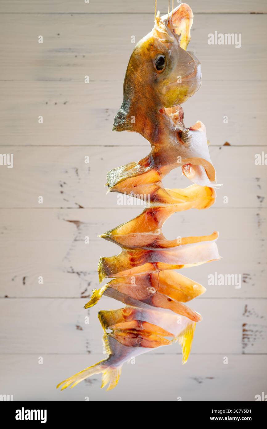 Rohe Fische, getrocknet auf einem Balkon vertikale Komposition Stockfoto