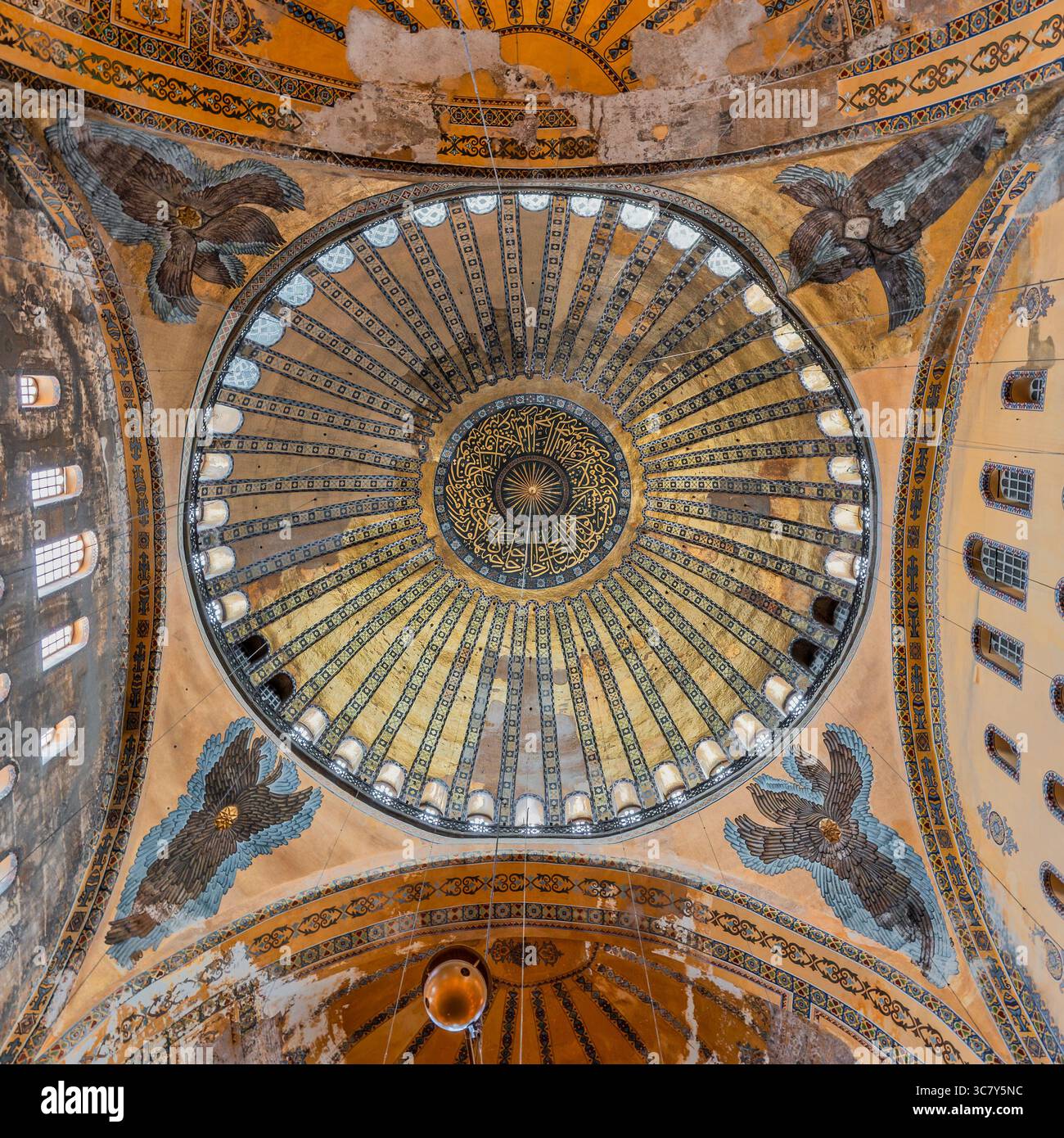 Komplizierte Innenkuppel der Hagia Sophia, Istanbul – islamische und byzantinische Architektur Stockfoto