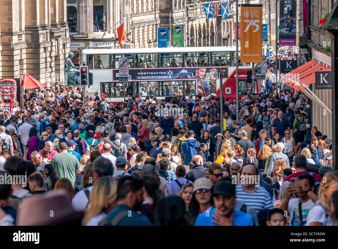 Edinburgh, Schottland, Großbritannien. August 2025. Die Edinburgh Royal Mile ist mit Besuchern und Straßenkünstlern an einem heißen, sonnigen Eröffnungswochenende der Fringe und internationalen Festivals beschäftigt. PIC; sehr befahrene Straße, die zum Edinburgh Castle führt. Credit; Iain Masterton/Alamy Live News Stockfoto