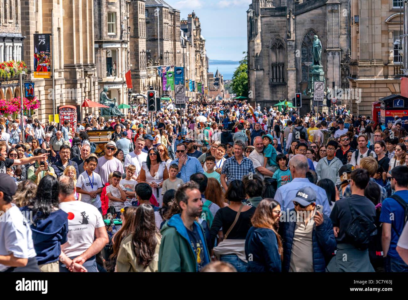 Edinburgh, Schottland, Großbritannien. August 2025. Die Edinburgh Royal Mile ist mit Besuchern und Straßenkünstlern an einem heißen, sonnigen Eröffnungswochenende der Fringe und internationalen Festivals beschäftigt. PIC; Royal Mile sehr voll mit Touristen und Besuchern. Credit; Iain Masterton/Alamy Live News Stockfoto