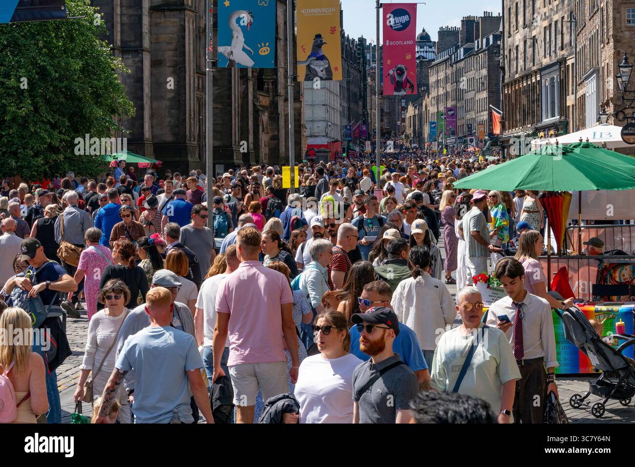 Edinburgh, Schottland, Großbritannien. August 2025. Die Edinburgh Royal Mile ist mit Besuchern und Straßenkünstlern an einem heißen, sonnigen Eröffnungswochenende der Fringe und internationalen Festivals beschäftigt. PIC; Royal Mile sehr voll mit Touristen und Besuchern. Credit; Iain Masterton/Alamy Live News Stockfoto