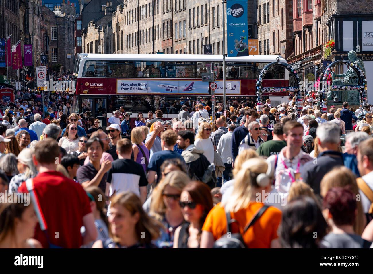 Edinburgh, Schottland, Großbritannien. August 2025. Die Edinburgh Royal Mile ist mit Besuchern und Straßenkünstlern an einem heißen, sonnigen Eröffnungswochenende der Fringe und internationalen Festivals beschäftigt. PIC; Royal Mile sehr voll mit Touristen und Besuchern. Credit; Iain Masterton/Alamy Live News Stockfoto