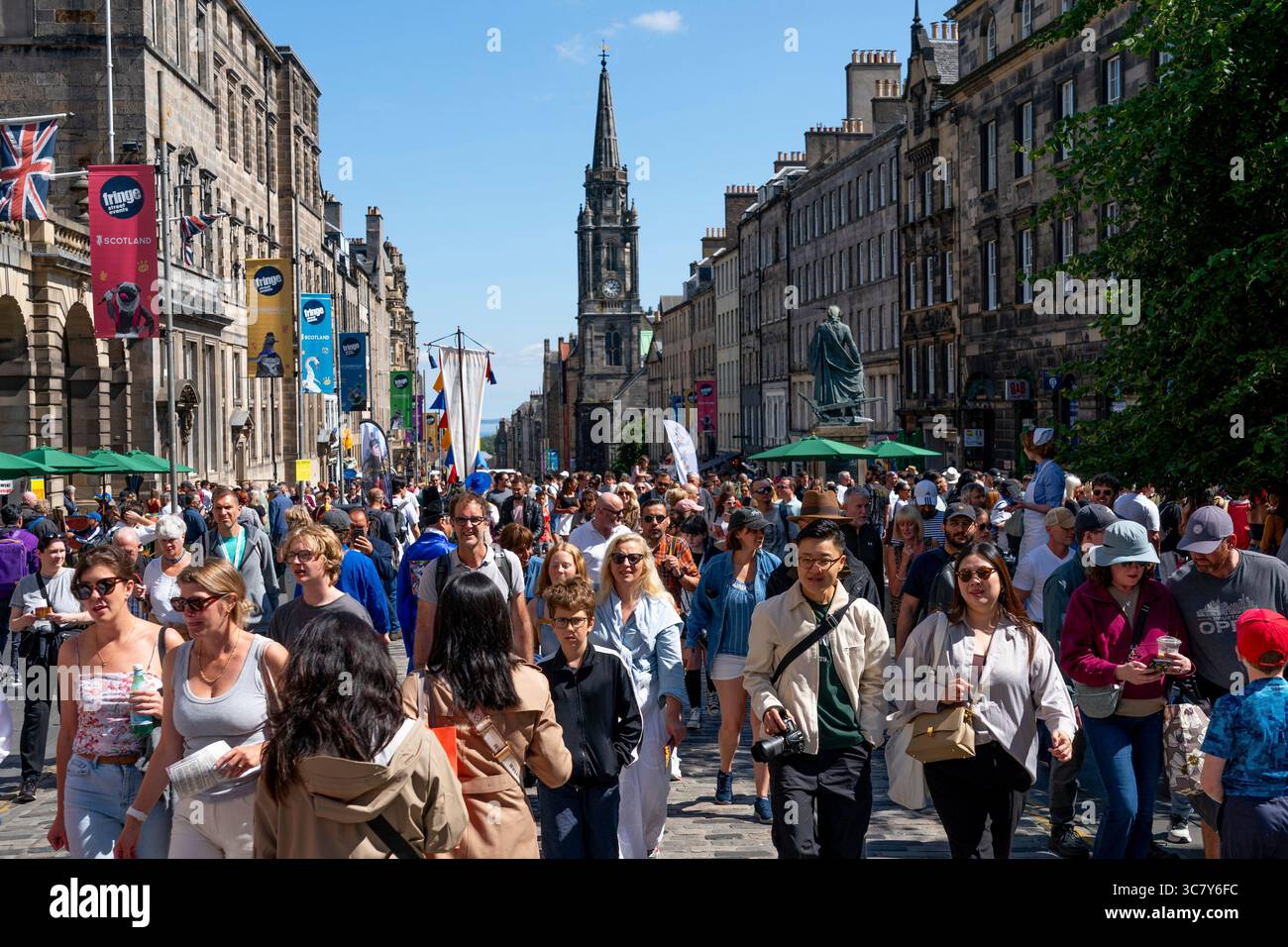 Edinburgh, Schottland, Großbritannien. August 2025. Die Edinburgh Royal Mile ist mit Besuchern und Straßenkünstlern an einem heißen, sonnigen Eröffnungswochenende der Fringe und internationalen Festivals beschäftigt. PIC; Royal Mile sehr voll mit Touristen und Besuchern. Credit; Iain Masterton/Alamy Live News Stockfoto