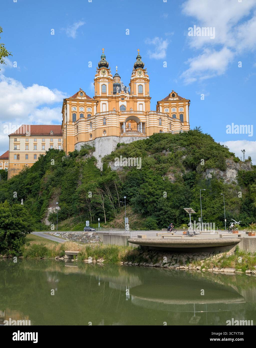 Die Abtei Melk erhebt sich über der Donau und ihre barocke Architektur lädt Besucher ein, ihre Schönheit zu genießen Stockfoto