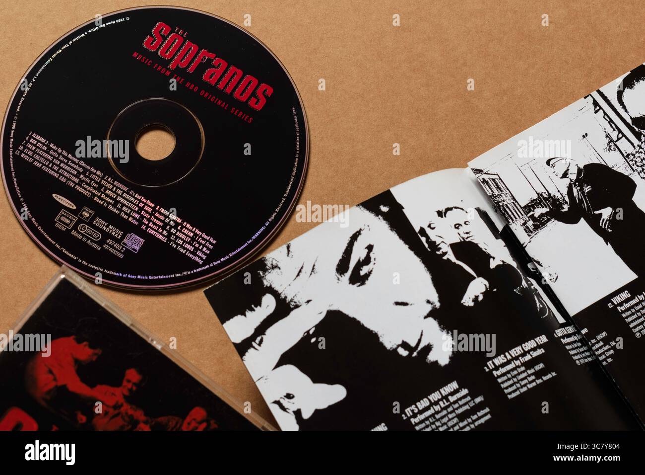 Die Sopranos Soundtrack CD mit schwarz-weißem Einlage mit Tony Soprano, isoliert auf leerem Hintergrund Stockfoto