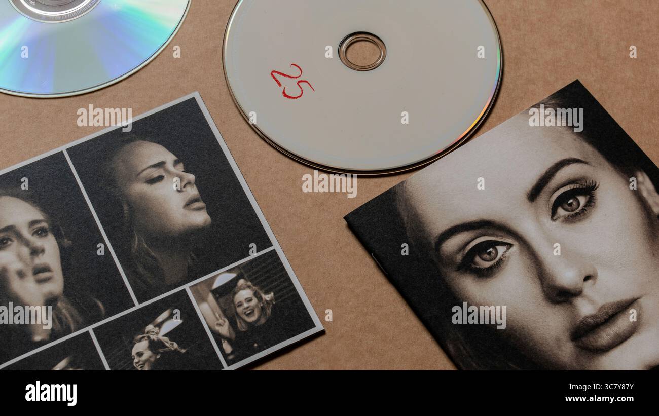 Adele '25' CD mit Albumcover und Einlage mit Adele Laurie Blue Adkins isoliert auf leerem Hintergrund Stockfoto