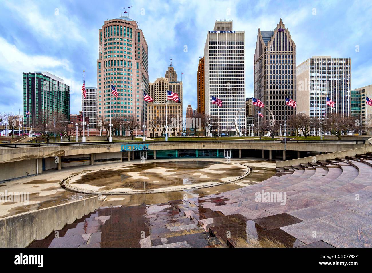 Blick auf die Büros in den Wolkenkratzern im Finanzviertel von Detroit vom Hart Plaza Detroit, Michigan, USA. Stockfoto Blick auf die Büros in den Wolkenkratzern im Finanzviertel von Detroit vom Hart Plaza Detroit, Michigan, USA. Stockfoto