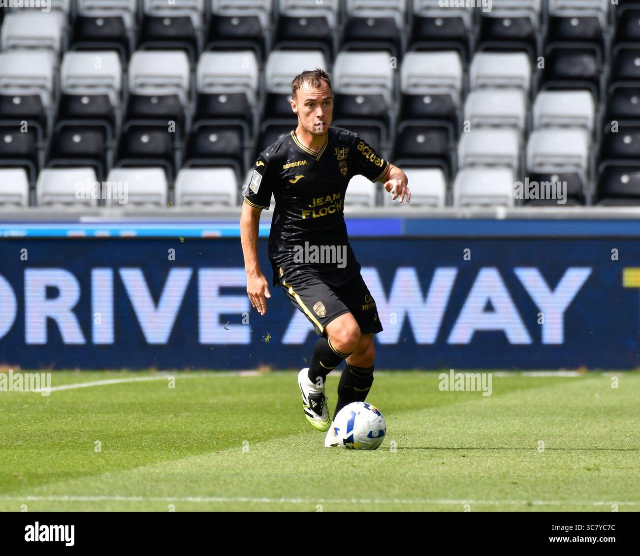 Swansea, Wales. 2. August 2025. Pablo Pagis vom FC Lorient in Aktion während des Freundschaftsspiels zwischen Swansea City und FC Lorient im Stadion Swansea.com in Swansea, Wales, Großbritannien am 2. August 2025. Quelle: Duncan Thomas/Majestic Media/Alamy Live News. Stockfoto