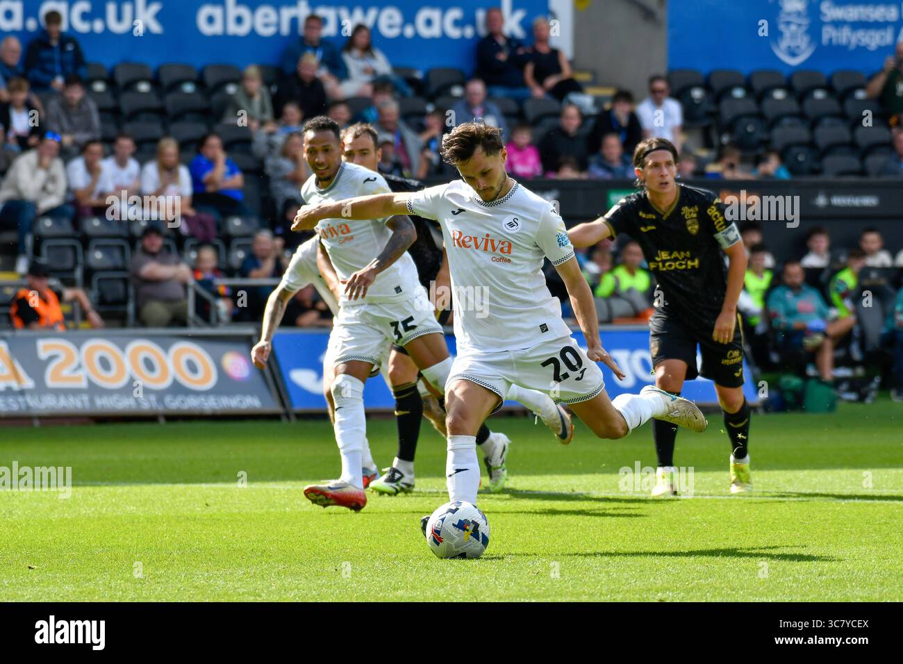 Swansea, Wales. 2. August 2025. Liam Cullen aus Swansea City erzielte sein erstes Tor aus dem Elfmeterschießen während des Freundschaftsspiels zwischen Swansea City und FC Lorient im Stadion Swansea.com in Swansea, Wales, Großbritannien am 2. August 2025. Quelle: Duncan Thomas/Majestic Media/Alamy Live News. Stockfoto