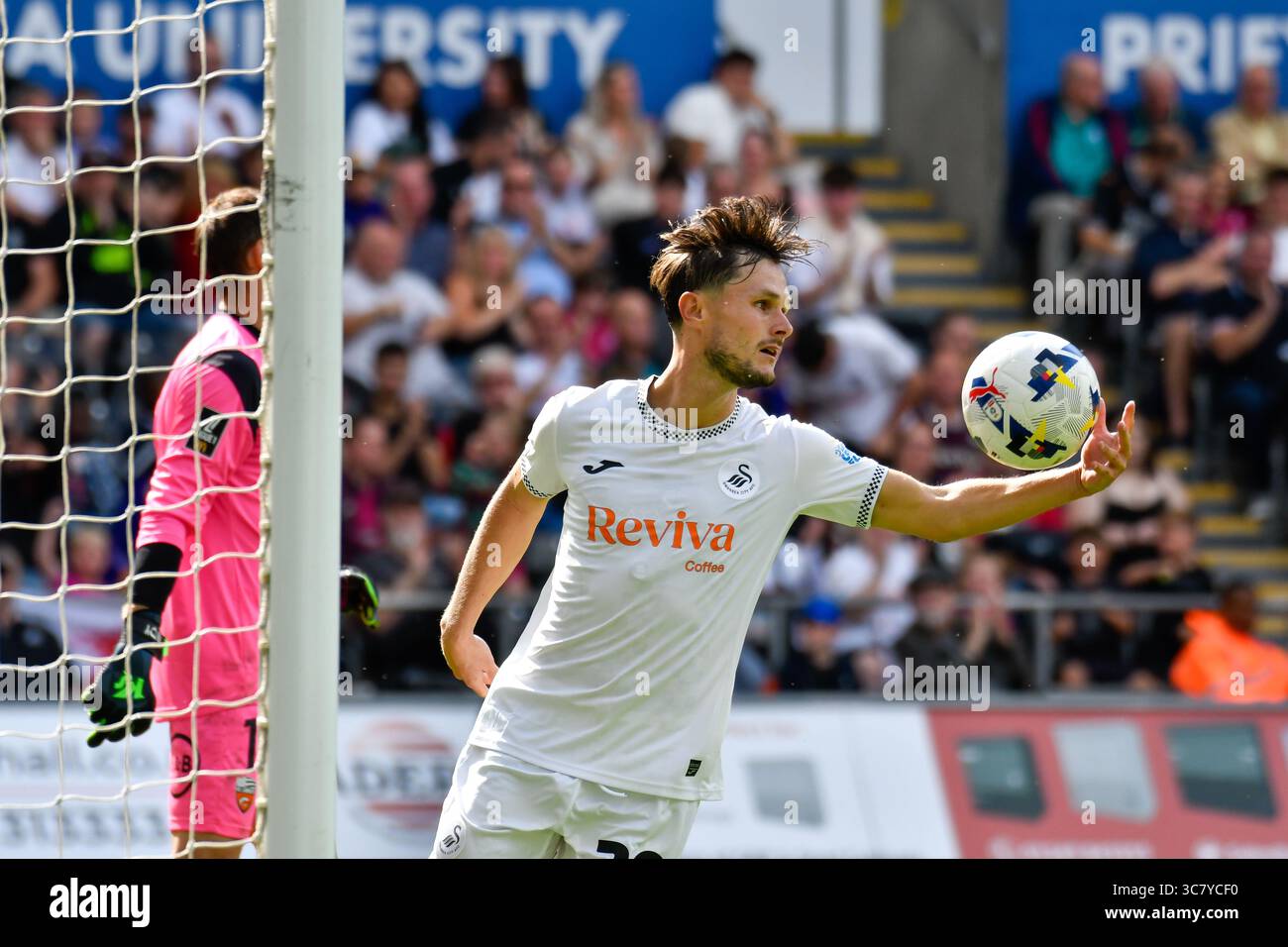 Swansea, Wales. 2. August 2025. Liam Cullen aus Swansea City feiert das erste Tor seiner Mannschaft während des Freundschaftsspiels zwischen Swansea City und FC Lorient im Stadion Swansea.com in Swansea, Wales, Großbritannien am 2. August 2025. Quelle: Duncan Thomas/Majestic Media/Alamy Live News. Stockfoto