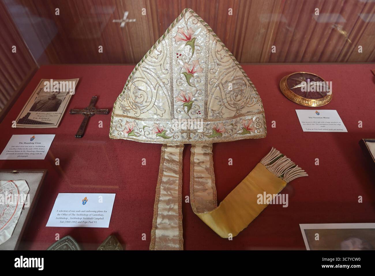 Mitre getragen von Erzbischof Fisher bei der Krönung von Königin Elizabeth II. Im Jahr 1953 – Lambeth Palace – London UK Stockfoto