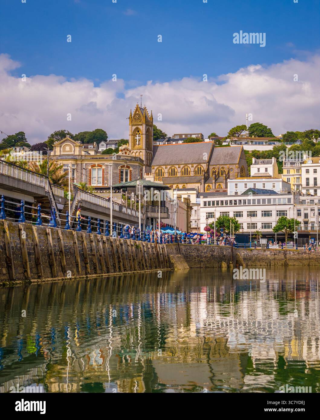 Blick auf die Torquay Marina mit Segelbooten, Yachten, klarem Himmel und türkisfarbenem Wasser. Perfekt für Reisen, Tourismus und Küstenleben Stockfoto