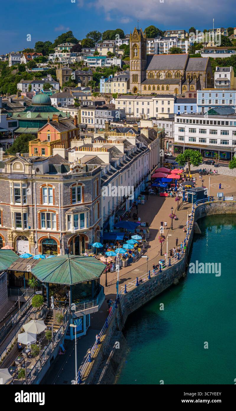 Blick auf die Torquay Marina mit Segelbooten, Yachten, klarem Himmel und türkisfarbenem Wasser. Perfekt für Reisen, Tourismus und Küstenleben Stockfoto