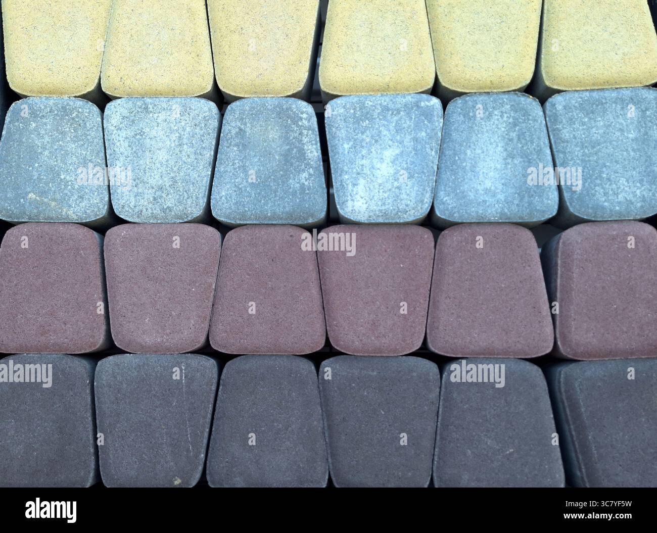 Buntes Sortiment an zusammengreifenden Betonfertigern in rechteckigem Muster Stockfoto