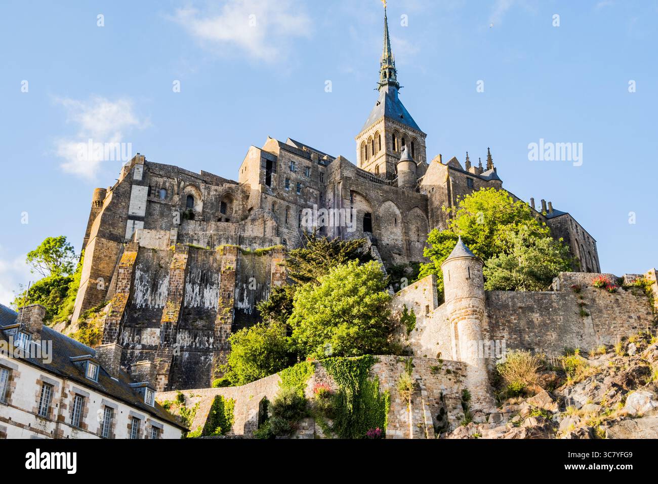Mont-Saint-Michel, seine Abtei und seine Befestigungsmauern zu seinen Füßen fotografiert, die berühmteste Touristenattraktion, Manche, Normandie, Frankreich Stockfoto