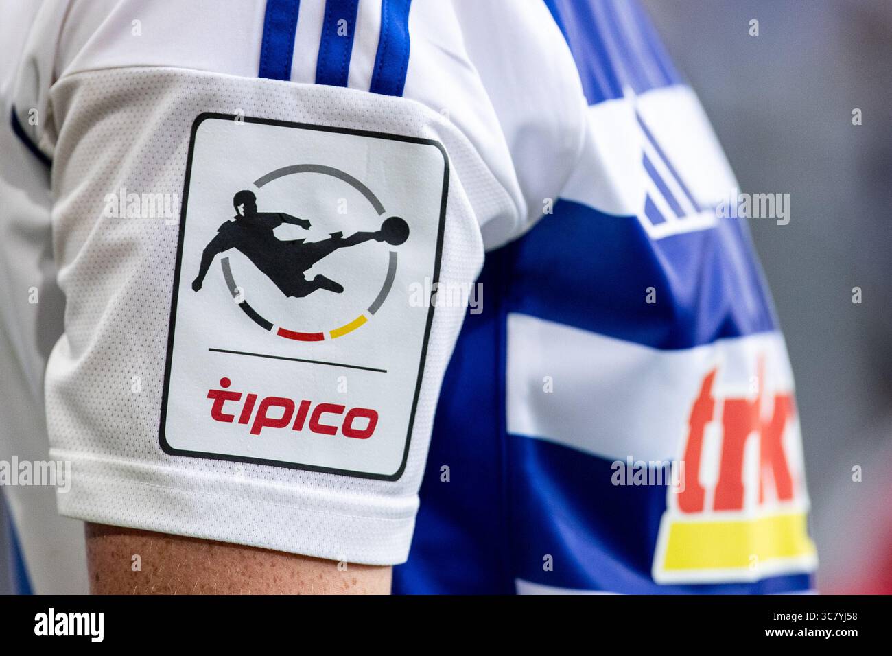 Duisburg, Deutschland. August 2025. Symbolbild, Logo der 3.Liga auf dem Trikot von MSV Duisburg. Tipico 3.Liga 1.Spieltag: MSV Duisburg - VFB Stuttgart II; Schauinsland-Reisen-Arena, Duisburg; 02.08.2025 DFL/DFB-Vorschriften verbieten jede Verwendung von Fotografien als Bildsequenzen und/oder Quasi-Video. Quelle: dpa/Alamy Live News Stockfoto