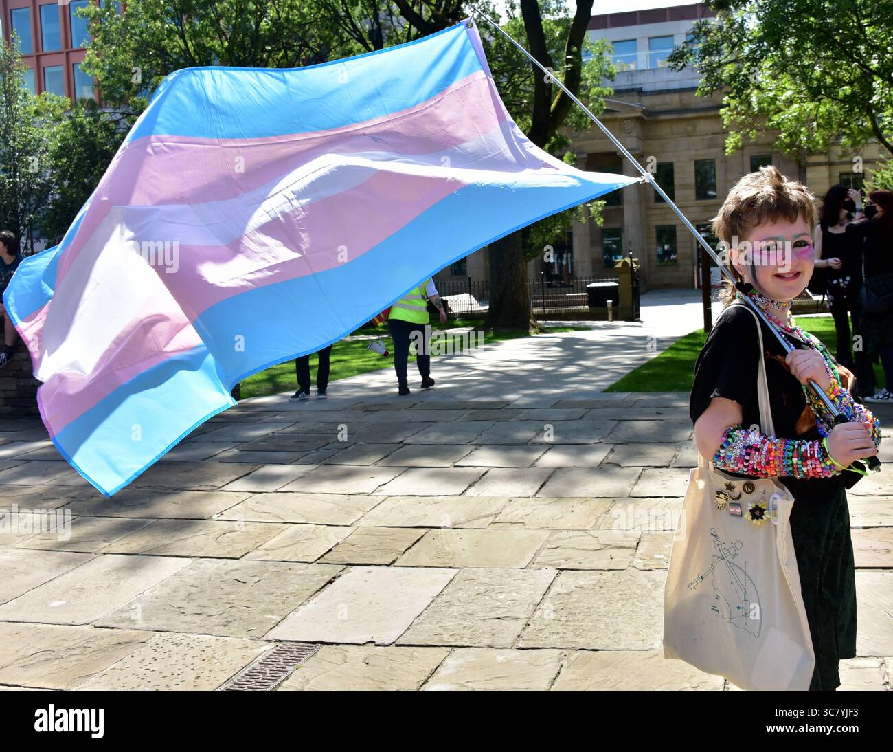 Manchester, Großbritannien, 2. August 2025. Teilnehmer am Trans Pride Manchester march durch Central, Manchester, UK, zeigen ihre Plakate und Fahnen vor dem marsch. Organisatoren sagen: „Trans Pride Manchester hat sich der Unterstützung, Förderung und Feier der Transgender- und nicht-binären Gemeinschaft im Großraum Manchester verschrieben. Unser Ziel ist es, sichere Räume zu schaffen, Einzelpersonen zu stärken und Aufklärung und Bewusstsein für die vielfältigen Erfahrungen mit Geschlechtsidentität zu fördern.“ Quelle: Terry Waller/Alamy Live News Stockfoto