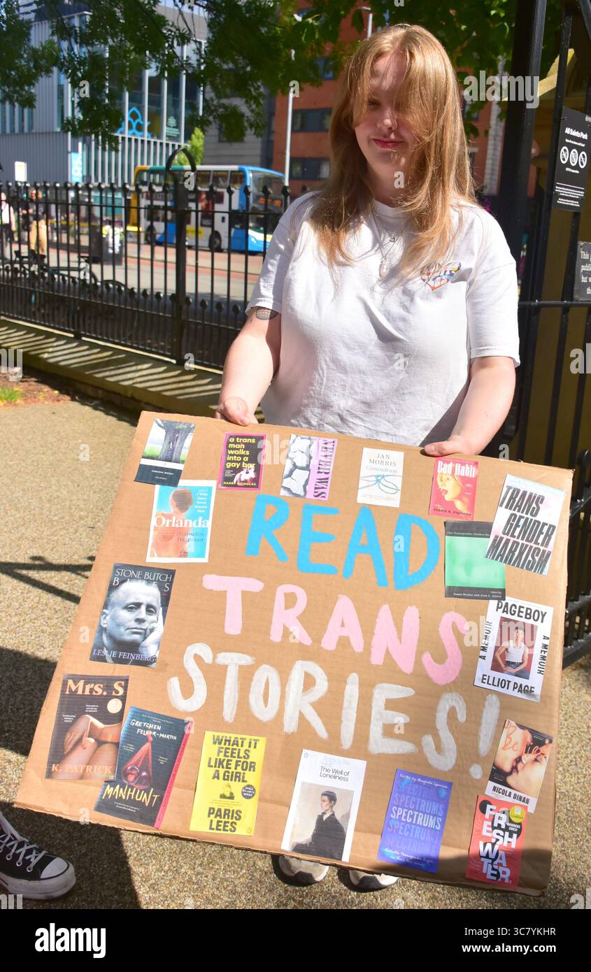 Manchester, Großbritannien, 2. August 2025. Teilnehmer am Trans Pride Manchester march durch Central, Manchester, UK, zeigen ihre Plakate und Fahnen vor dem marsch. Organisatoren sagen: „Trans Pride Manchester hat sich der Unterstützung, Förderung und Feier der Transgender- und nicht-binären Gemeinschaft im Großraum Manchester verschrieben. Unser Ziel ist es, sichere Räume zu schaffen, Einzelpersonen zu stärken und Aufklärung und Bewusstsein für die vielfältigen Erfahrungen mit Geschlechtsidentität zu fördern.“ Quelle: Terry Waller/Alamy Live News Stockfoto