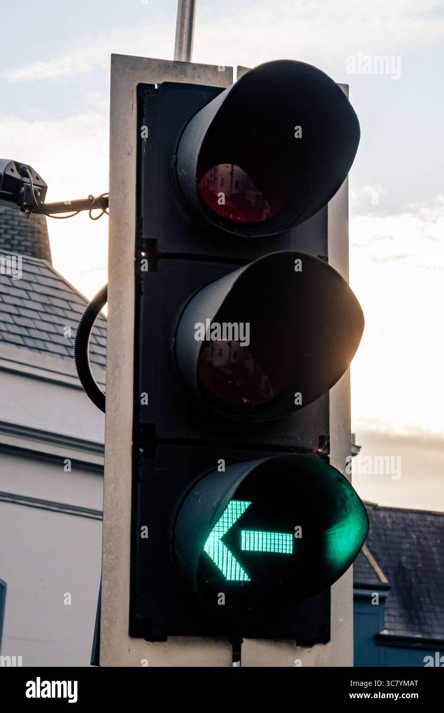 Ein grüner Linkspfeil an einer Verkehrsampel zeigt die sichere Fahrtrichtung an Stockfoto
