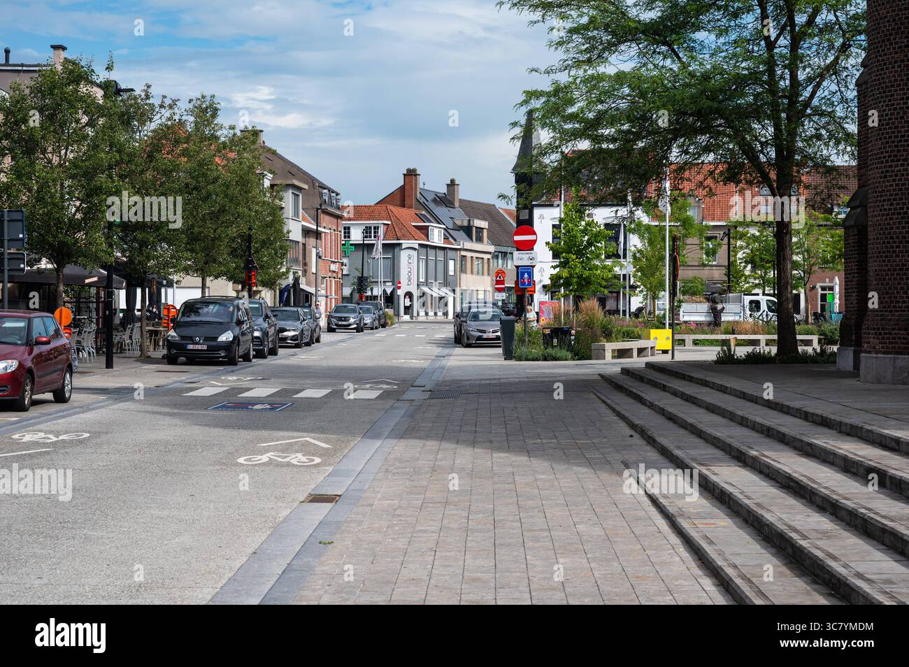 Der alte Marktplatz oder Marktplein des Dorfes Kuurne, Westflandern, Belgien 11. Juli 2025 Stockfoto