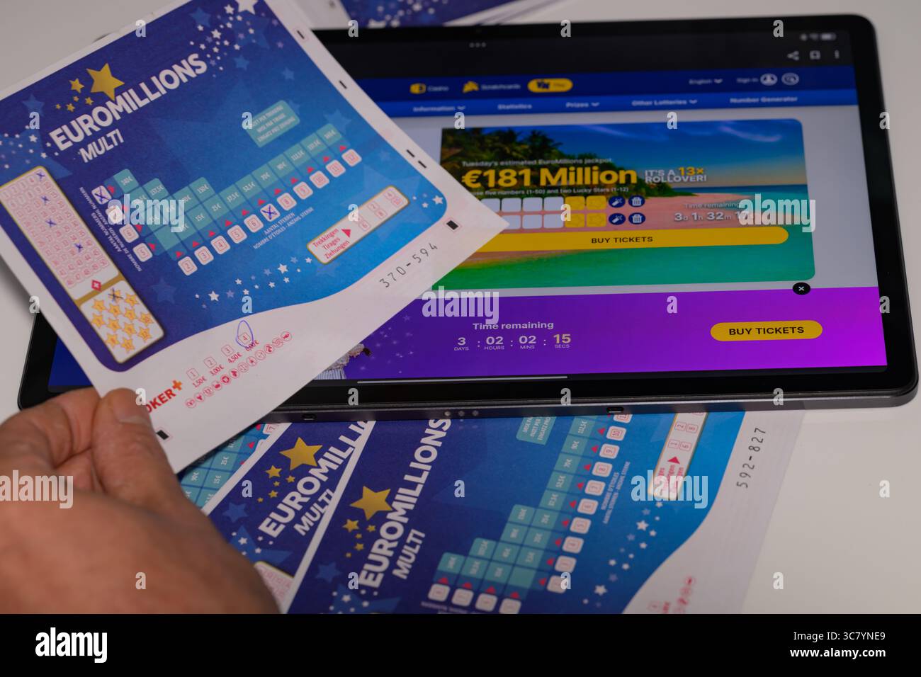 Brüssel, Belgien August 2025. Ein Lottospieler kreuzt ein Kästchen auf einem EuroMillions-Spielschein an, um Zahlen auf einer Wettkarte für den EuroMillions-Jackpot in dieser Fotoillustration am 2. August 2025 in Brüssel, Belgien, auszuwählen. (Foto: Jonathan Raa/NurPhoto) Credit: NurPhoto SRL/Alamy Live News Stockfoto