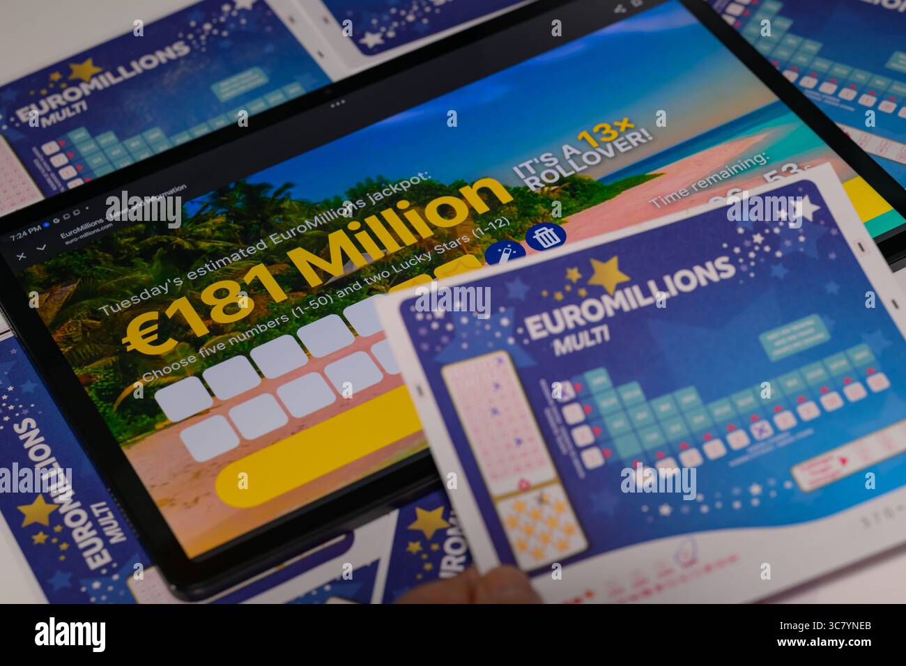 Brüssel, Belgien August 2025. Ein Lottospieler kreuzt ein Kästchen auf einem EuroMillions-Spielschein an, um Zahlen auf einer Wettkarte für den EuroMillions-Jackpot in dieser Fotoillustration am 2. August 2025 in Brüssel, Belgien, auszuwählen. (Foto: Jonathan Raa/NurPhoto) Credit: NurPhoto SRL/Alamy Live News Stockfoto
