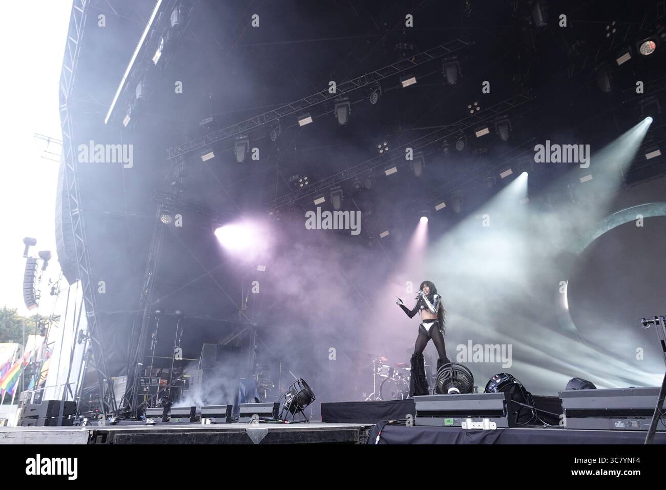 Preston Park, Brighton, East Sussex, Großbritannien. August 2025. Loreen, Eurovision-Gewinnerin, unterhält ihre Fans im Brighton PrideÕs LBGTQ Pride on the Park, der in Preston Park, Brighton, Großbritannien stattfindet Stockfoto